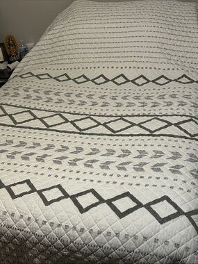 Minimalist White Quilted Geometric Quilt - Gray Pattern with